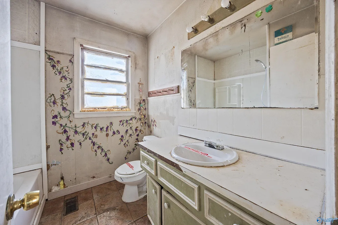 3506 Gay Street bathroom before renovation